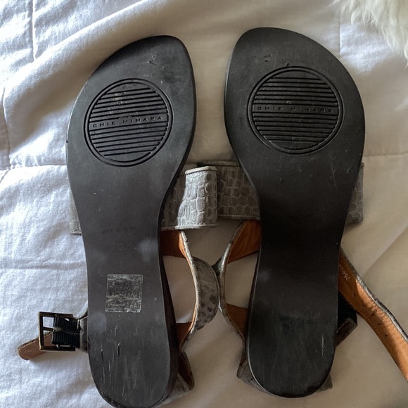 Leather sandals with thong toe and adjustable strap. Back of foot support - Picture 8 of 11